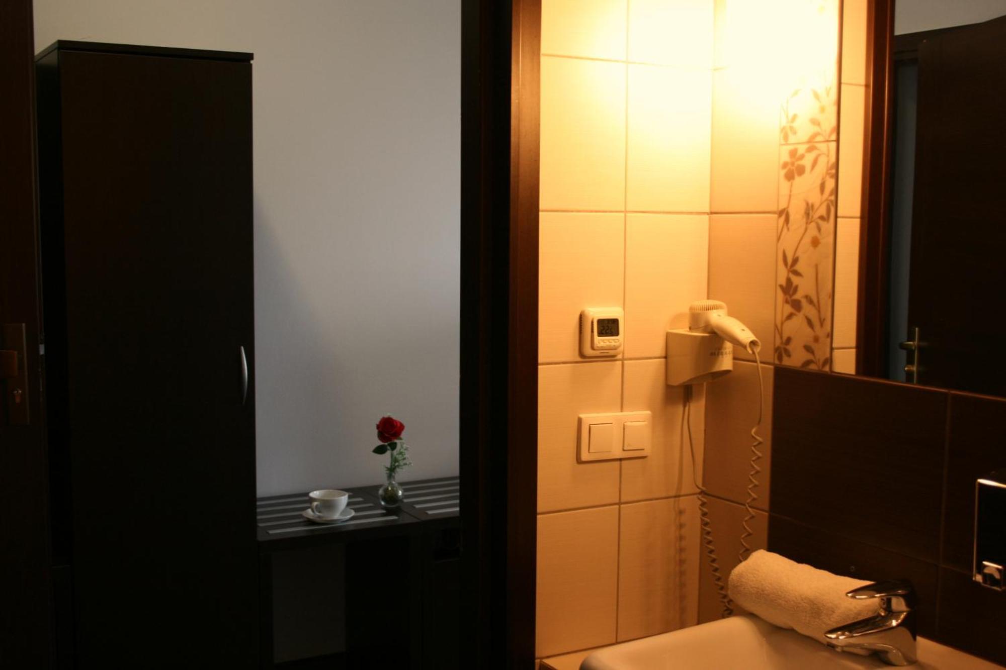 Hotel Junior 2 Краков Экстерьер фото