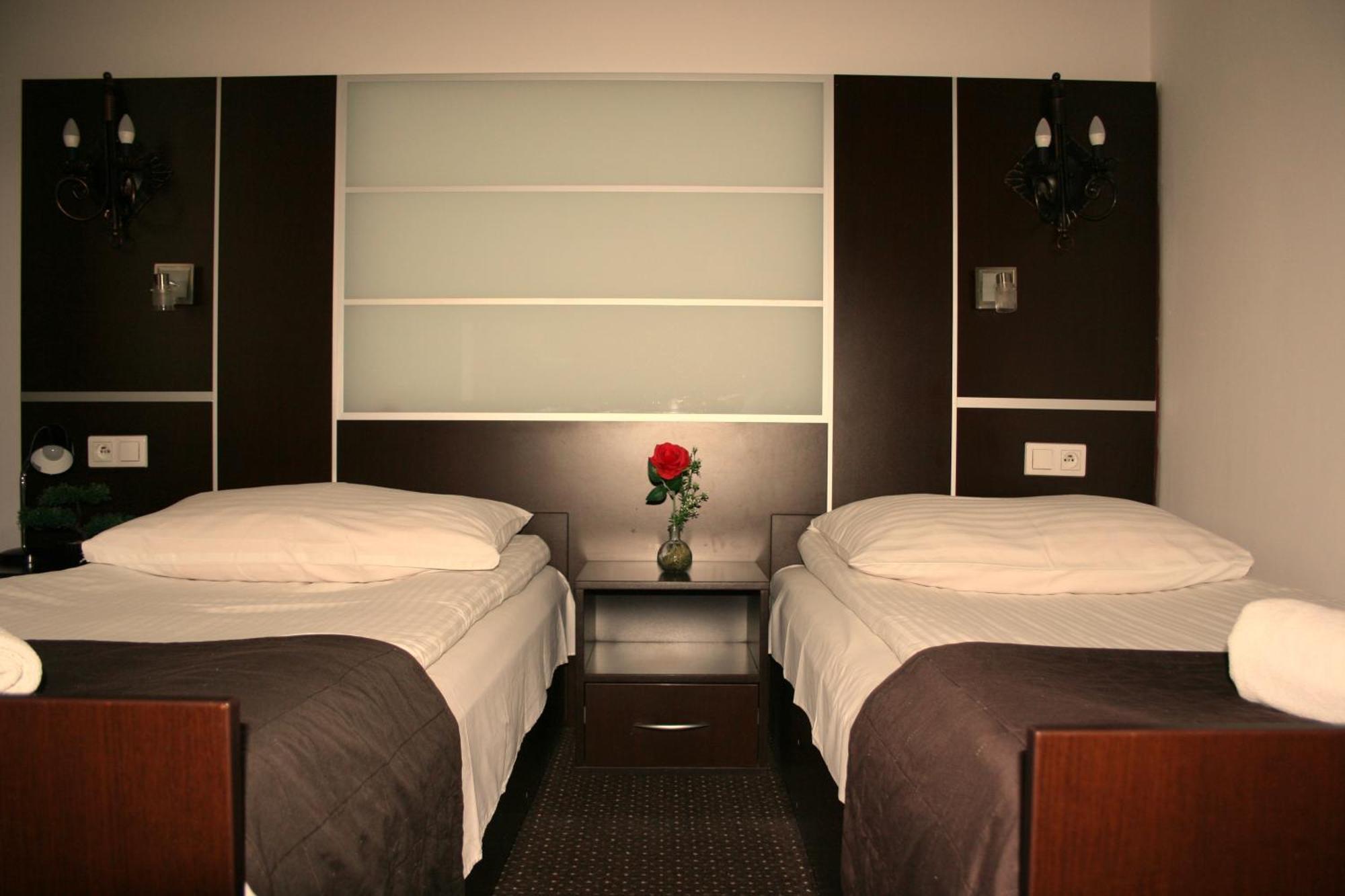 Hotel Junior 2 Краков Экстерьер фото