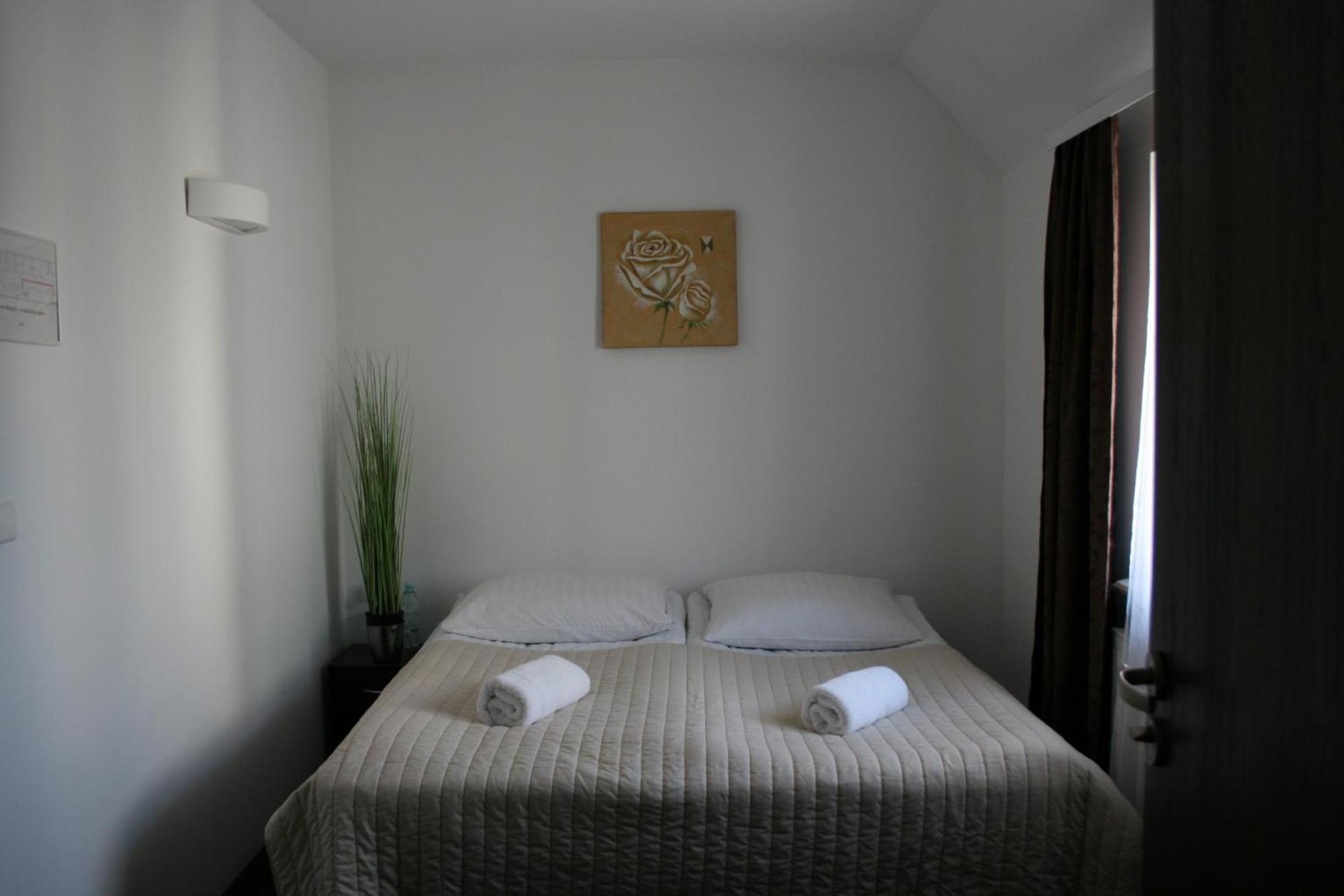 Hotel Junior 2 Краков Экстерьер фото